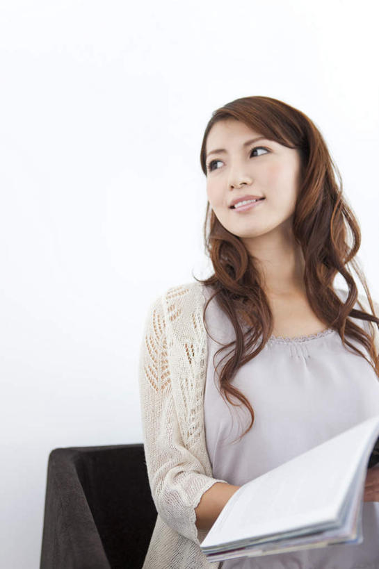 东方人,一个人,坐,竖图,室内,白天,正面,看书,阅读,地板,沙发,桌面,桌子,书籍,亚洲,仅一个年轻女性,仅一个女性,仅一个人,学习,服装,木制,墙,地面,拿,拿着,注视,休闲装,黄种人,木地板,墙壁,墙面,衣服,木制品,书本,观察,看,休闲,休闲服,读书,浏览,服饰,观看,察看,关注,年轻女性,女人,女性,亚洲人,书,图书,坐着,半身,彩图,皮沙发