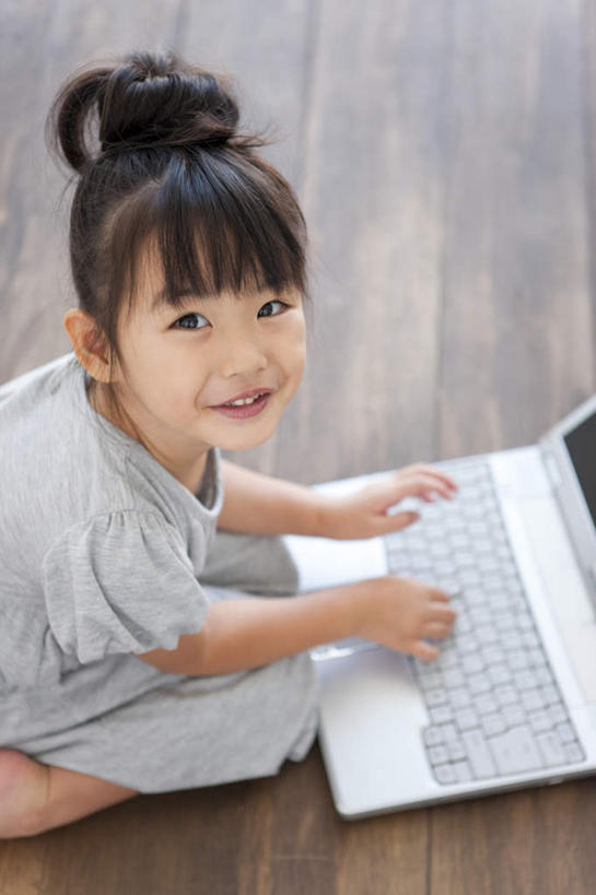 东方人,儿童,一个人,坐,笑,微笑,竖图,俯视,室内,白天,白色背景,裙子,纯洁,电脑,笔记本电脑,地板,亚洲,仅一个女性,仅一个人,敲打,连衣裙,服装,网络,地面,注视,休闲装,黄种人,输入,通讯设备,木地板,小孩,衣服,黑色,灰色,打字,观察,看,仅一个小孩,休闲,休闲服,可爱,童年,童趣,摄影,服饰,影棚,观看,点击,敲击,察看,无线,关注,通信设备,无线网络,无线上网,便携式电脑,童真,烂漫,无邪,天真,按键,手提电脑,女孩,女人,女性,亚洲人,孩子,长发,坐着,半身,彩图,高角度拍摄,影棚拍摄,拍摄,女生