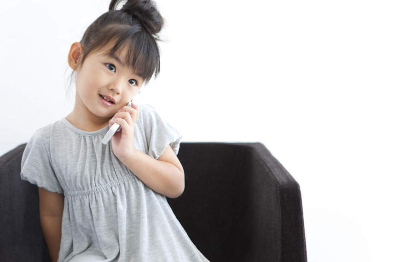 东方人,儿童,一个人,坐,打电话,横图,室内,白天,白色背景,正面,裙子,纯洁,沙发,电话,手机,亚洲,仅一个女性,仅一个人,连衣裙,服装,墙,拿,拿着,注视,休闲装,黄种人,通讯设备,墙壁,墙面,小孩,衣服,黑色,灰色,观察,看,仅一个小孩,休闲,休闲服,可爱,童年,童趣,摄影,服饰,影棚,观看,察看,关注,童真,烂漫,无邪,交流,天真,女孩,女人,女性,亚洲人,孩子,长发,沟通,通话,坐着,半身,彩图,影棚拍摄,拍摄,女生,皮沙发