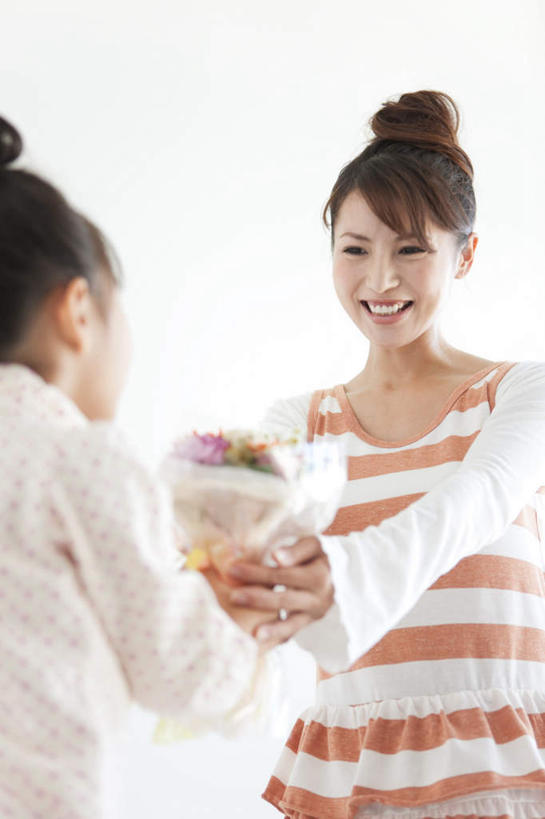 东方人,儿童,背部,两个人,家庭,母亲,女儿,站,竖图,室内,白天,白色背景,正面,纯洁,植物,叶子,亚洲,许多,服装,朦胧,模糊,盛开,墙,绿叶,拿,拿着,注视,休闲装,黄种人,相视,墙壁,墙面,花,花瓣,花朵,花卉,鲜花,小孩,衣服,黄色,红色,黑色,花蕊,观察,看,站着,休闲,温暖,温馨,母女,一家人,面对面,休闲服,嫩叶,可爱,母爱,童年,童趣,摄影,服饰,影棚,观看,对视,和睦,察看,关注,相对,童真,烂漫,无邪,相看,天真,年轻女性,女孩,女人,女性,亚洲人,孩子,年轻人,长发,叶,叶片,站立,半身,彩图,影棚拍摄,拍摄,融洽,女生