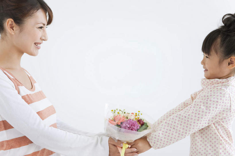 东方人,儿童,两个人,家庭,母亲,女儿,站,横图,室内,白天,白色背景,侧面,纯洁,植物,叶子,亚洲,许多,服装,朦胧,模糊,盛开,墙,绿叶,非洲菊,拿,拿着,注视,休闲装,黄种人,相视,墙壁,墙面,花,花瓣,花朵,花卉,鲜花,小孩,衣服,黄色,红色,黑色,花蕊,观察,看,站着,休闲,温暖,温馨,母女,一家人,面对面,休闲服,嫩叶,菊花,可爱,母爱,童年,童趣,摄影,服饰,影棚,观看,对视,和睦,察看,关注,相对,童真,烂漫,无邪,相看,扶郎花,灯盏花,千日菊,天真,年轻女性,女孩,女人,女性,亚洲人,孩子,年轻人,长发,叶,叶片,站立,半身,彩图,影棚拍摄,拍摄,融洽,女生