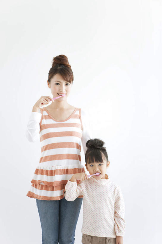 东方人,儿童,两个人,家庭,母亲,女儿,站,竖图,室内,白天,白色背景,正面,纯洁,亚洲,条纹,服装,牙刷,墙,棕色,拿,拿着,注视,休闲装,黄种人,刷牙,墙壁,墙面,小孩,衣服,黑色,日用品,观察,看,清洁,站着,休闲,温暖,温馨,母女,一家人,休闲服,可爱,母爱,童年,童趣,摄影,服饰,影棚,洗漱用品,观看,和睦,察看,卫生,关注,童真,烂漫,无邪,天真,年轻女性,女孩,女人,女性,亚洲人,孩子,年轻人,长发,站立,半身,彩图,影棚拍摄,拍摄,融洽,女生