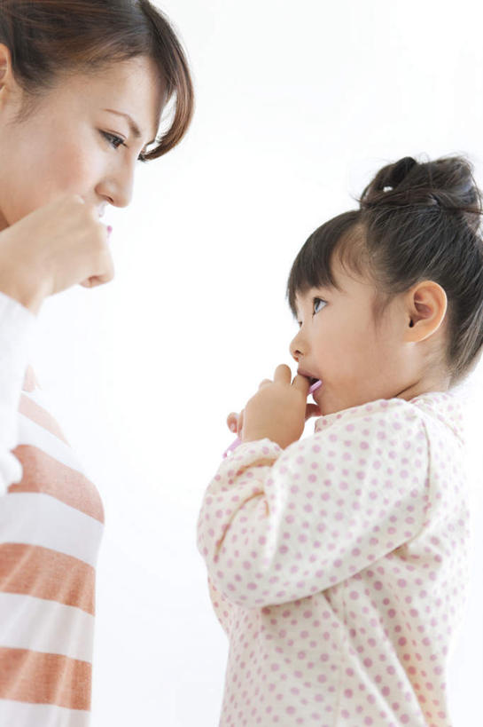 东方人,儿童,两个人,家庭,母亲,女儿,站,竖图,室内,白天,白色背景,侧面,纯洁,亚洲,条纹,服装,牙刷,墙,棕色,拿,拿着,注视,休闲装,黄种人,刷牙,相视,墙壁,墙面,小孩,衣服,黑色,日用品,观察,看,清洁,站着,休闲,温暖,温馨,母女,一家人,面对面,休闲服,可爱,母爱,童年,童趣,摄影,服饰,影棚,洗漱用品,观看,对视,和睦,察看,卫生,关注,相对,童真,烂漫,无邪,相看,天真,年轻女性,女孩,女人,女性,亚洲人,孩子,年轻人,长发,站立,半身,彩图,影棚拍摄,拍摄,融洽,女生