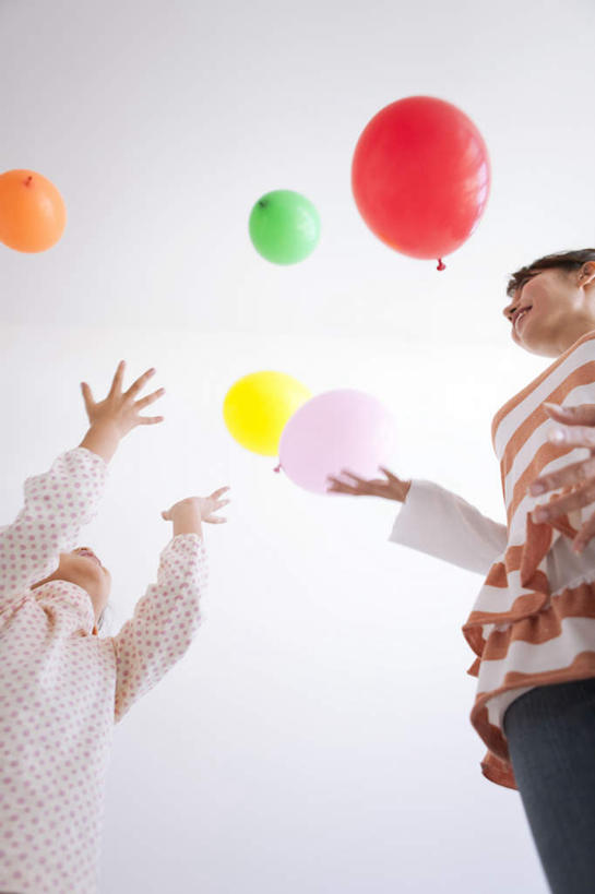 东方人,儿童,两个人,家庭,母亲,女儿,站,举,竖图,室内,白天,白色背景,仰视,游戏,纯洁,玩具,亚洲,五个,许多,服装,塑料,墙,玩,注视,休闲装,黄种人,娱乐,墙壁,墙面,小孩,衣服,粉色,黄色,红色,绿色,黑色,气球,塑料制品,观察,看,托,站着,休闲,温暖,温馨,母女,一家人,休闲服,充气玩具,橡胶,可爱,母爱,童年,童趣,益智,摄影,服饰,影棚,观看,活动,和睦,察看,发泄,关注,消遣,智力,童真,橡胶制品,烂漫,无邪,宣泄,天真,年轻女性,女孩,女人,女性,亚洲人,孩子,年轻人,长发,举起,举手,举着,玩耍,嬉戏,向上举,向上伸,向上托,站立,半身,彩图,低角度拍摄,影棚拍摄,拍摄,融洽,女生