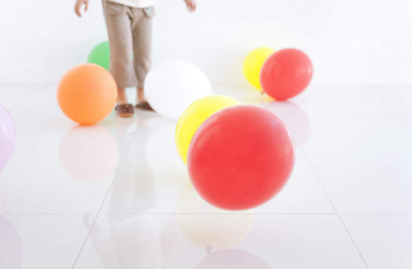 东方人,儿童,一个人,站,横图,室内,白天,白色背景,正面,游戏,纯洁,玩具,亚洲,仅一个女性,仅一个人,五个,许多,服装,塑料,墙,玩,注视,休闲装,黄种人,娱乐,墙壁,墙面,小孩,衣服,粉色,黄色,红色,绿色,气球,塑料制品,观察,看,站着,仅一个小孩,休闲,休闲服,充气玩具,橡胶,可爱,童年,童趣,益智,摄影,服饰,影棚,观看,活动,察看,发泄,关注,消遣,智力,童真,橡胶制品,烂漫,无邪,宣泄,天真,女孩,女人,女性,亚洲人,孩子,玩耍,嬉戏,站立,半身,彩图,影棚拍摄,拍摄,女生