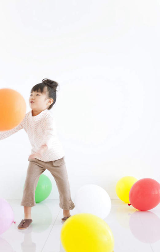 东方人,儿童,一个人,站,竖图,室内,白天,白色背景,正面,游戏,纯洁,玩具,亚洲,仅一个女性,仅一个人,许多,服装,塑料,墙,玩,注视,休闲装,黄种人,娱乐,墙壁,墙面,小孩,衣服,粉色,黄色,红色,绿色,黑色,气球,塑料制品,观察,看,站着,仅一个小孩,休闲,休闲服,充气玩具,橡胶,可爱,童年,童趣,益智,摄影,服饰,影棚,观看,活动,察看,发泄,关注,消遣,智力,童真,橡胶制品,烂漫,无邪,宣泄,天真,女孩,女人,女性,亚洲人,孩子,长发,玩耍,嬉戏,站立,彩图,全身,影棚拍摄,拍摄,女生
