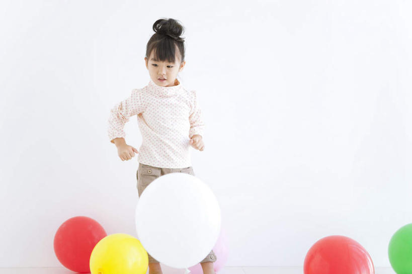 东方人,儿童,一个人,站,横图,室内,白天,白色背景,正面,游戏,纯洁,玩具,亚洲,仅一个女性,仅一个人,五个,许多,服装,塑料,墙,玩,注视,休闲装,黄种人,娱乐,墙壁,墙面,小孩,衣服,粉色,黄色,红色,绿色,气球,塑料制品,低头,观察,看,站着,仅一个小孩,休闲,休闲服,充气玩具,橡胶,可爱,童年,童趣,益智,摄影,服饰,影棚,观看,活动,察看,发泄,关注,消遣,智力,童真,橡胶制品,烂漫,无邪,宣泄,垂头,天真,女孩,女人,女性,亚洲人,孩子,玩耍,嬉戏,站立,彩图,全身,影棚拍摄,拍摄,女生