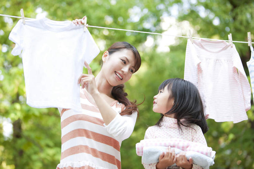 东方人,儿童,两个人,家庭,母亲,女儿,站,捧,笑,微笑,横图,室外,白天,仰视,纯洁,植物,亚洲,晾晒,悬挂,阴影,条纹,服装,朦胧,模糊,光线,影子,塑料,拿,拿着,注视,休闲装,黄种人,树,树木,小孩,衣服,绿色,黑色,阳光,自然,夹子,绳子,塑料制品,毛巾,观察,看,站着,休闲,温暖,温馨,母女,一家人,休闲服,可爱,母爱,童年,童趣,服饰,生长,成长,观看,绳索,和睦,察看,关注,童真,衣夹,烂漫,无邪,天真,年轻女性,女孩,女人,女性,亚洲人,孩子,年轻人,长发,端,端着,捧着,手捧,站立,半身,彩图,低角度拍摄,融洽,女生