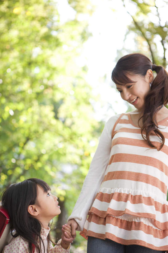 东方人,儿童,两个人,家庭,母亲,女儿,站,握手,笑,微笑,露齿笑,竖图,室外,白天,仰视,纯洁,植物,亚洲,条纹,服装,朦胧,模糊,注视,休闲装,黄种人,树,树木,小孩,衣服,绿色,黑色,自然,观察,看,站着,休闲,温暖,温馨,母女,一家人,休闲服,可爱,母爱,童年,童趣,服饰,生长,成长,观看,和睦,察看,关注,童真,烂漫,无邪,天真,年轻女性,女孩,女人,女性,亚洲人,孩子,年轻人,长发,搀手,拉手,手拉手,手握手,抬头,仰头,站立,半身,彩图,低角度拍摄,融洽,女生