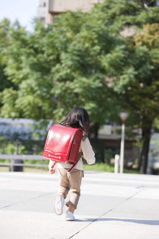 东方人,儿童,一个人,站,走,笑,微笑,竖图,室外,白天,纯洁,植物,道路,路,路灯,公路,照明,亚洲,仅一个女性,仅一个人,阴影,服装,光线,包,书包,影子,灯光,交通,注视,休闲装,黄种人,灯,树,树木,小孩,背面,衣服,红色,绿色,黑色,阳光,自然,背包,观察,看,站着,仅一个小孩,休闲,休闲服,可爱,童年,童趣,服饰,生长,成长,观看,照亮,察看,照明设备,关注,童真,烂漫,无邪,天真,女孩,女人,女性,亚洲人,孩子,马路,步行,散步,站立,走路,彩图,全身,双肩包,短发,女生