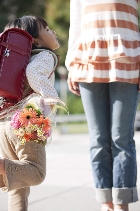 东方人,儿童,背部,两个人,家庭,母亲,女儿,站,竖图,室外,白天,正面,纯洁,植物,叶子,亚洲,许多,阴影,条纹,服装,朦胧,模糊,盛开,光线,影子,绿叶,非洲菊,拿,拿着,注视,休闲装,黄种人,花,花瓣,花朵,花卉,鲜花,树,树木,小孩,衣服,红色,绿色,黑色,阳光,自然,花蕊,观察,看,站着,休闲,温暖,温馨,母女,一家人,休闲服,橙色,嫩叶,菊花,可爱,母爱,童年,童趣,服饰,生长,成长,观看,和睦,察看,关注,童真,烂漫,无邪,扶郎花,灯盏花,千日菊,天真,年轻女性,女孩,女人,女性,亚洲人,孩子,年轻人,长发,叶,叶片,站立,半身,彩图,融洽,女生