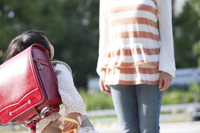 东方人,儿童,背部,两个人,家庭,母亲,女儿,站,横图,室外,白天,正面,纯洁,植物,亚洲,阴影,条纹,服装,光线,包,书包,影子,注视,休闲装,黄种人,树,树木,小孩,衣服,红色,绿色,黑色,阳光,自然,背包,观察,看,站着,休闲,温暖,温馨,母女,一家人,休闲服,可爱,母爱,童年,童趣,服饰,生长,成长,观看,和睦,察看,关注,童真,烂漫,无邪,天真,年轻女性,女孩,女人,女性,亚洲人,孩子,年轻人,站立,半身,彩图,融洽,双肩包,短发,女生