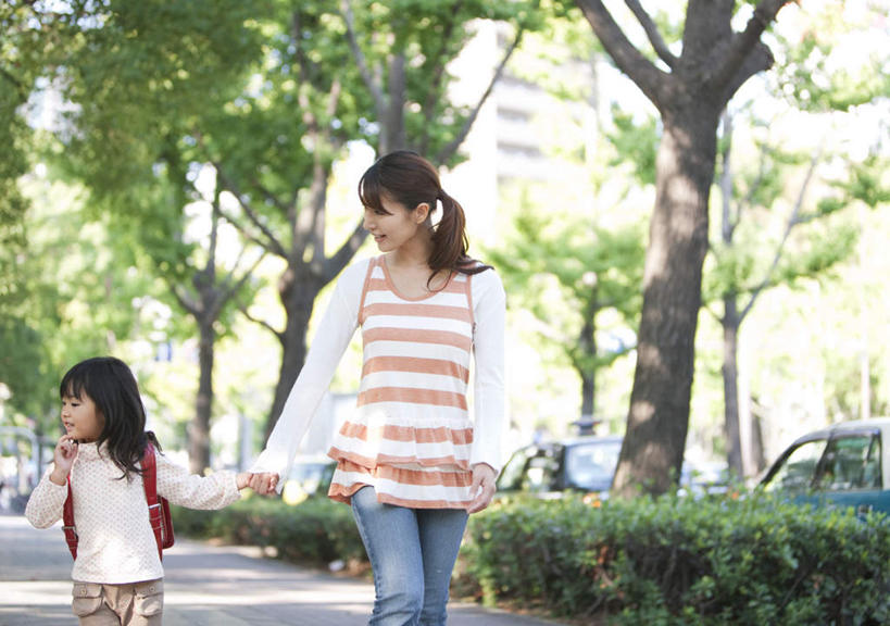 东方人,儿童,两个人,家庭,母亲,女儿,站,握手,横图,室外,白天,正面,纯洁,植物,道路,路,公路,汽车,亚洲,阴影,条纹,服装,光线,包,书包,影子,交通,注视,休闲装,黄种人,车,树,树木,小孩,衣服,红色,绿色,黑色,阳光,自然,背包,交通工具,轿车,观察,看,站着,休闲,温暖,温馨,母女,一家人,休闲服,可爱,母爱,童年,童趣,服饰,生长,成长,观看,和睦,察看,关注,载具,童真,烂漫,无邪,天真,年轻女性,女孩,女人,女性,亚洲人,孩子,年轻人,长发,马路,搀手,拉手,手拉手,手握手,站立,半身,彩图,融洽,双肩包,短发,女生