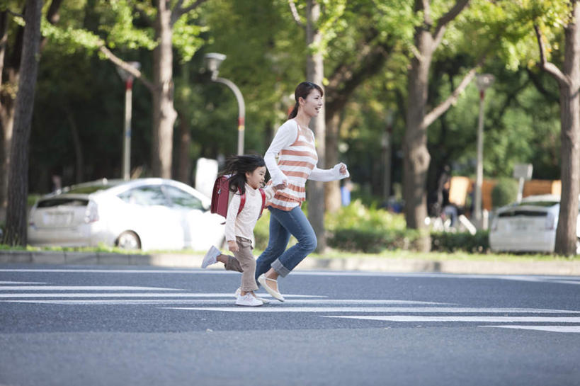 东方人,儿童,两个人,家庭,母亲,女儿,站,走,握手,横图,室外,白天,侧面,纯洁,植物,道路,路,公路,汽车,亚洲,阴影,条纹,服装,朦胧,模糊,光线,包,书包,影子,交通,注视,休闲装,黄种人,车,树,树木,小孩,衣服,红色,绿色,黑色,阳光,自然,背包,交通工具,轿车,观察,看,站着,休闲,温暖,温馨,母女,一家人,休闲服,可爱,母爱,童年,童趣,服饰,生长,成长,观看,和睦,察看,关注,载具,童真,烂漫,无邪,天真,年轻女性,女孩,女人,女性,亚洲人,孩子,年轻人,长发,马路,步行,搀手,拉手,散步,手拉手,手握手,站立,走路,彩图,全身,融洽,双肩包,短发,女生