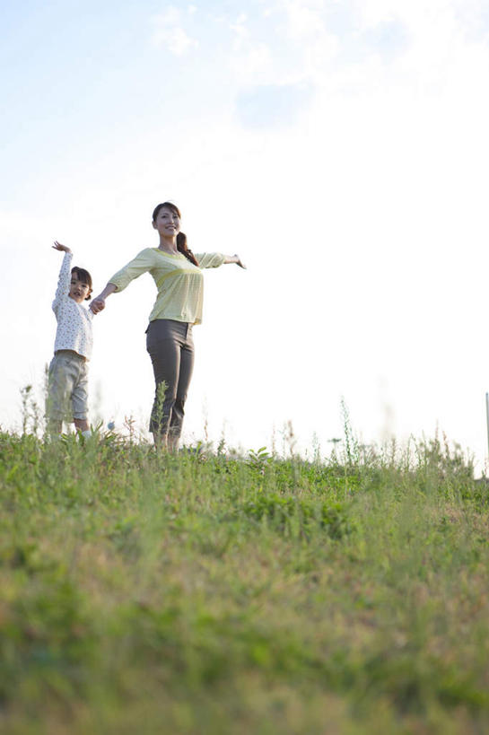 东方人,儿童,两个人,家庭,母亲,女儿,站,举,竖图,室外,白天,仰视,纯洁,草地,草坪,植物,亚洲,阴影,服装,光线,影子,地平线,云,云朵,辽阔,地面,云彩,注视,休闲装,黄种人,草,小孩,衣服,蓝色,绿色,黑色,白云,蓝天,天空,阳光,天,观察,看,托,站着,休闲,广阔,温暖,温馨,母女,一家人,休闲服,可爱,母爱,童年,童趣,服饰,晴朗,观看,一望无际,和睦,察看,关注,延伸,童真,烂漫,无邪,天地相交,无边无际,一马平川,天真,年轻女性,女孩,女人,女性,亚洲人,孩子,年轻人,长发,晴空,举起,举手,举着,向上举,向上伸,向上托,站立,彩图,低角度拍摄,全身,融洽,女生