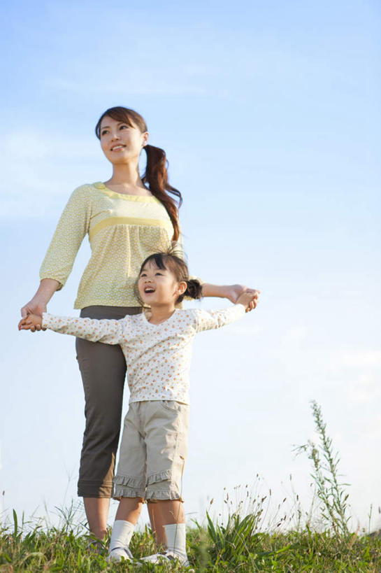 东方人,儿童,两个人,家庭,母亲,女儿,站,伸展双臂,竖图,室外,白天,正面,纯洁,草地,草坪,植物,亚洲,阴影,服装,光线,影子,地平线,云,云朵,辽阔,地面,云彩,注视,休闲装,黄种人,草,小孩,衣服,蓝色,绿色,黑色,白云,蓝天,天空,阳光,天,观察,看,站着,休闲,广阔,温暖,温馨,母女,一家人,休闲服,可爱,母爱,童年,童趣,服饰,晴朗,观看,一望无际,和睦,察看,关注,延伸,童真,烂漫,无邪,天地相交,无边无际,一马平川,天真,年轻女性,女孩,女人,女性,亚洲人,孩子,年轻人,长发,晴空,敞开双臂,伸开双臂,展开双肩,站立,张开手臂,张开双臂,彩图,全身,融洽,女生