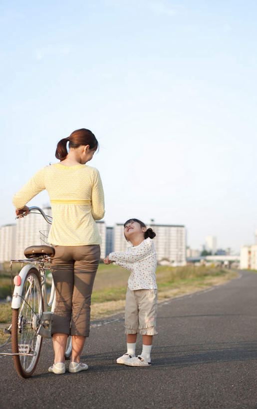 东方人,儿童,两个人,家庭,母亲,女儿,站,握手,竖图,室外,白天,正面,纯洁,草地,草坪,植物,道路,路,公路,自行车,亚洲,阴影,服装,光线,影子,交通,注视,休闲装,黄种人,车,脚踏车,草,小孩,衣服,蓝色,绿色,黑色,蓝天,天空,阳光,交通工具,天,观察,看,站着,休闲,温暖,温馨,母女,一家人,休闲服,可爱,母爱,童年,童趣,服饰,观看,和睦,察看,关注,载具,童真,烂漫,无邪,天真,年轻女性,女孩,女人,女性,亚洲人,孩子,年轻人,长发,马路,搀手,拉手,手拉手,手握手,站立,彩图,全身,融洽,女生