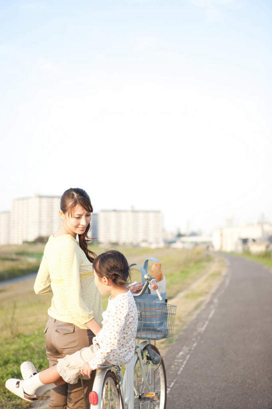 东方人,儿童,两个人,家庭,母亲,女儿,站,坐,竖图,室外,白天,纯洁,草地,草坪,植物,道路,路,公路,自行车,亚洲,阴影,服装,光线,影子,交通,注视,休闲装,黄种人,车,脚踏车,草,小孩,背面,衣服,蓝色,绿色,黑色,蓝天,天空,阳光,交通工具,天,观察,回头,看,站着,转头,休闲,温暖,温馨,母女,一家人,休闲服,可爱,母爱,童年,童趣,服饰,观看,和睦,察看,关注,载具,童真,烂漫,无邪,天真,年轻女性,女孩,女人,女性,亚洲人,孩子,年轻人,长发,马路,站立,坐着,半身,彩图,融洽,女生