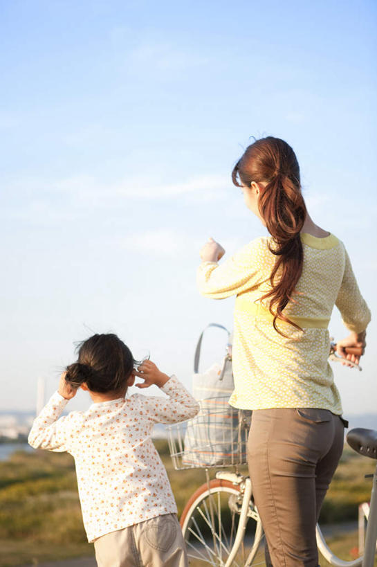 东方人,儿童,两个人,家庭,母亲,女儿,站,竖图,室外,白天,纯洁,草地,草坪,植物,自行车,亚洲,阴影,服装,光线,影子,云,云朵,云彩,注视,休闲装,黄种人,车,脚踏车,草,小孩,背面,衣服,蓝色,绿色,黑色,白云,蓝天,天空,阳光,交通工具,天,观察,看,站着,休闲,温暖,温馨,母女,一家人,休闲服,可爱,母爱,童年,童趣,服饰,晴朗,观看,和睦,察看,关注,载具,童真,烂漫,无邪,天真,年轻女性,女孩,女人,女性,亚洲人,孩子,年轻人,长发,晴空,站立,半身,彩图,融洽,女生