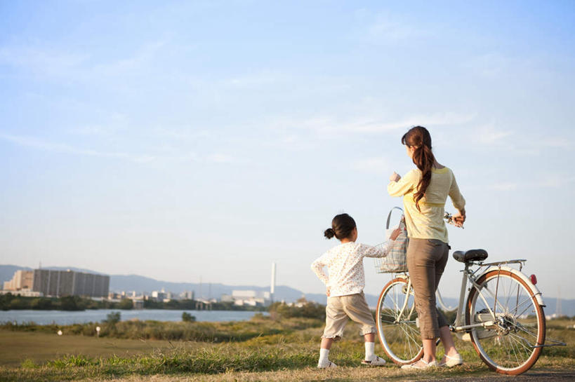 东方人,儿童,两个人,家庭,母亲,女儿,家,站,横图,室外,白天,纯洁,河流,水,自行车,亚洲,指,阴影,服装,光线,影子,房屋,屋子,河水,水流,云,云朵,云彩,注视,休闲装,黄种人,方向,楼房,住宅,车,脚踏车,小孩,背面,衣服,蓝色,黑色,白云,蓝天,天空,阳光,交通工具,天,观察,看,手势,站着,休闲,温暖,温馨,母女,一家人,休闲服,可爱,母爱,童年,童趣,服饰,晴朗,观看,和睦,察看,指向,食指,关注,载具,童真,烂漫,无邪,天真,年轻女性,女孩,女人,女性,亚洲人,孩子,年轻人,长发,晴空,站立,彩图,全身,房子,融洽,女生