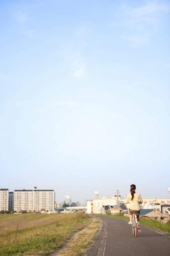 东方人,一个人,家,坐,竖图,室外,白天,草地,草坪,植物,自行车,亚洲,仅一个年轻女性,仅一个女性,仅一个人,一辆,服装,房屋,屋子,云,云朵,云彩,注视,休闲装,黄种人,楼房,住宅,车,脚踏车,草,背面,衣服,蓝色,绿色,黑色,白云,蓝天,天空,交通工具,天,观察,看,骑车,休闲,休闲服,服饰,晴朗,观看,察看,关注,载具,年轻女性,女人,女性,亚洲人,长发,晴空,坐着,彩图,全身,房子