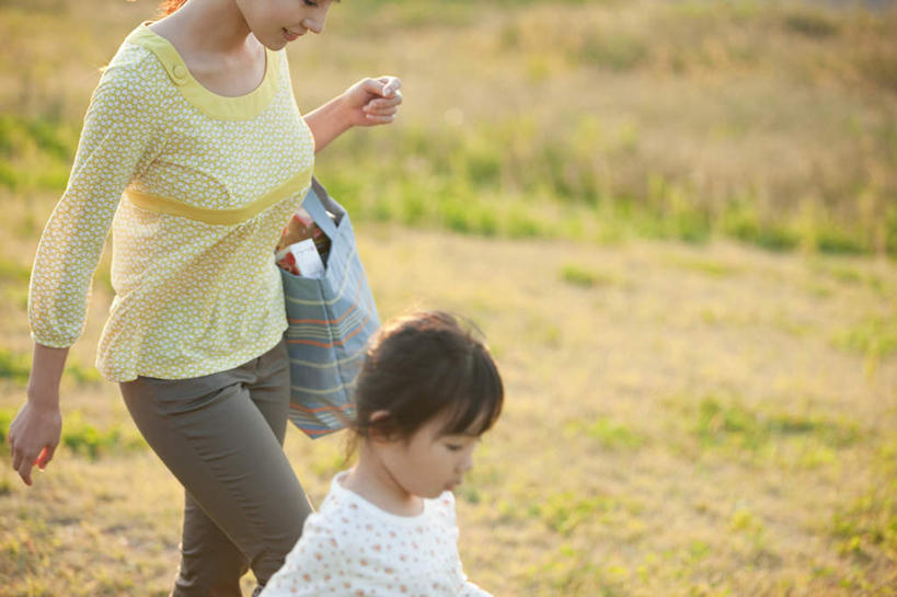 东方人,儿童,两个人,家庭,母亲,女儿,站,走,横图,俯视,室外,白天,购物,纯洁,消费,草地,草坪,美景,植物,袋子,亚洲,阴影,服装,环保,光线,包装袋,影子,景观,购物袋,拿,拿着,注视,休闲装,黄种人,草,小孩,衣服,绿色,黑色,阳光,自然,环保袋,观察,看,站着,休闲,温暖,温馨,母女,一家人,休闲服,景色,可爱,母爱,童年,童趣,金融,服饰,观看,回收,和睦,资源,察看,购买,关注,自然风光,贸易,利用,童真,低碳,烂漫,无邪,循环,天真,年轻女性,女孩,女人,女性,亚洲人,孩子,年轻人,长发,步行,散步,站立,走路,半身,彩图,高角度拍摄,融洽,女生