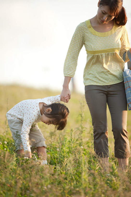 东方人,儿童,两个人,家庭,母亲,女儿,站,竖图,室外,白天,正面,购物,纯洁,消费,草地,草坪,美景,植物,袋子,亚洲,弯腰,阴影,服装,环保,光线,包装袋,影子,景观,云,云朵,购物袋,拿,云彩,拿着,注视,休闲装,黄种人,草,小孩,衣服,蓝色,绿色,黑色,白云,蓝天,天空,阳光,自然,环保袋,天,观察,看,站着,休闲,温暖,温馨,母女,一家人,休闲服,景色,可爱,母爱,童年,童趣,金融,服饰,观看,回收,和睦,资源,察看,购买,关注,自然风光,贸易,利用,童真,低碳,烂漫,无邪,循环,弯身,天真,年轻女性,女孩,女人,女性,亚洲人,孩子,年轻人,长发,站立,半身,彩图,融洽,女生