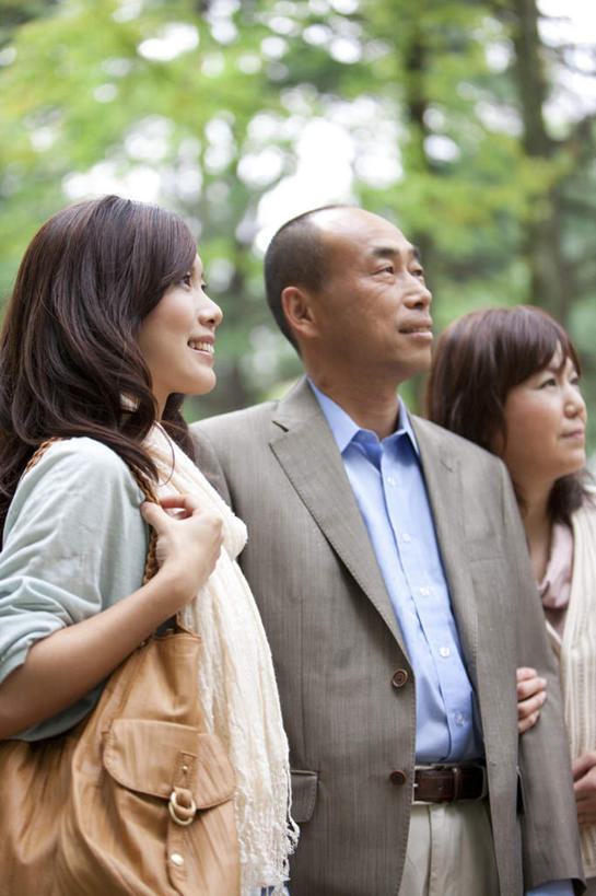 东方人,中年人,三个人,家庭,夫妻,母亲,父亲,女儿,站,笑,微笑,露齿笑,竖图,室外,白天,正面,爱情,植物,亚洲,阴影,服装,朦胧,模糊,光线,影子,浪漫,注视,休闲装,黄种人,树,树木,衣服,绿色,阳光,自然,观察,看,站着,休闲,温暖,温馨,父女,母女,三口之家,一家人,休闲服,恩爱,父爱,母爱,恋人,服饰,生长,成长,观看,和睦,察看,关注,男人,男性,年轻女性,女人,女性,中年男性,中年女性,亚洲人,年轻人,夫妇,情侣,站立,半身,彩图,伴侣,融洽