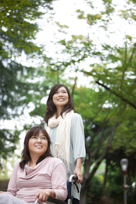 东方人,两个人,家庭,母亲,女儿,站,坐,竖图,室外,白天,仰视,植物,亚洲,阴影,服装,装饰,光线,工具,影子,注视,休闲装,黄种人,树,树木,衣服,绿色,黑色,阳光,自然,轮椅,围巾,复健,观察,看,站着,休闲,康复,温暖,温馨,母女,一家人,休闲服,器械,母爱,服饰,生长,成长,围脖,观看,保暖,华丽,点缀,和睦,察看,医疗设备,御寒,关注,医疗器械,医疗工具,衬托,美观,雅致,雅观,辅助设备,年轻女性,女人,女性,亚洲人,长发,站立,坐着,半身,彩图,低角度拍摄,融洽