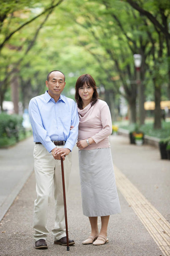 东方人,中年人,两个人,家庭,夫妻,站,竖图,室外,白天,正面,衬衫,爱情,植物,道路,路,公路,亚洲,服装,工具,棕色,交通,浪漫,注视,休闲装,黄种人,树,树木,衣服,绿色,自然,观察,看,站着,休闲,温暖,温馨,一家人,休闲服,器械,恩爱,恋人,服饰,生长,成长,拐杖,观看,手杖,和睦,察看,关注,医疗器械,辅助设备,男人,男性,女人,女性,中年男性,中年女性,亚洲人,长发,夫妇,情侣,马路,站立,彩图,全身,衬衣,伴侣,融洽