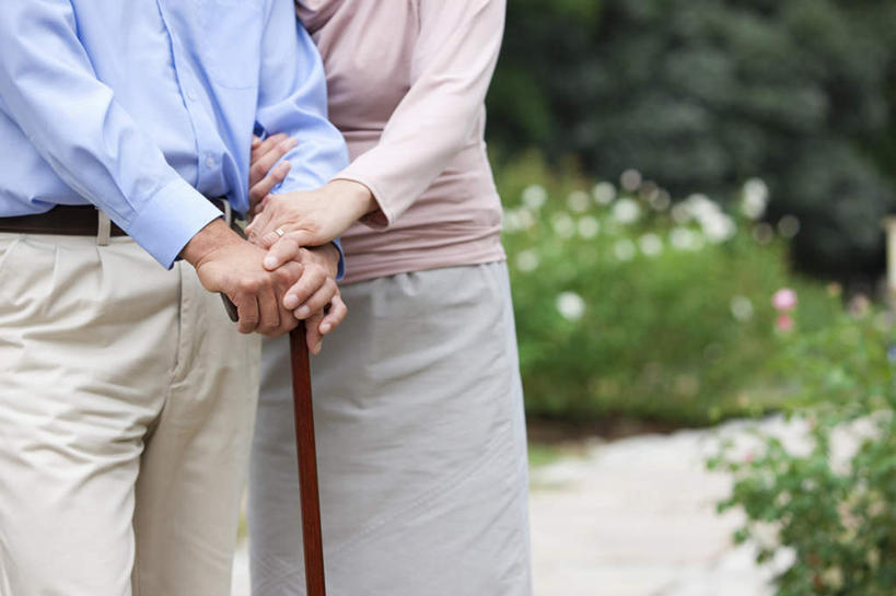 东方人,中年人,手,两个人,家庭,夫妻,站,横图,室外,白天,正面,衬衫,爱情,植物,道路,路,公路,亚洲,双手,服装,朦胧,模糊,工具,交通,浪漫,注视,休闲装,黄种人,树,树木,衣服,蓝色,绿色,自然,观察,看,站着,休闲,温暖,温馨,一家人,手部,休闲服,器械,叠加,恩爱,恋人,服饰,生长,成长,拐杖,观看,手杖,和睦,察看,关注,医疗器械,辅助设备,男人,男性,女人,女性,中年男性,中年女性,亚洲人,夫妇,情侣,马路,站立,半身,彩图,衬衣,伴侣,融洽