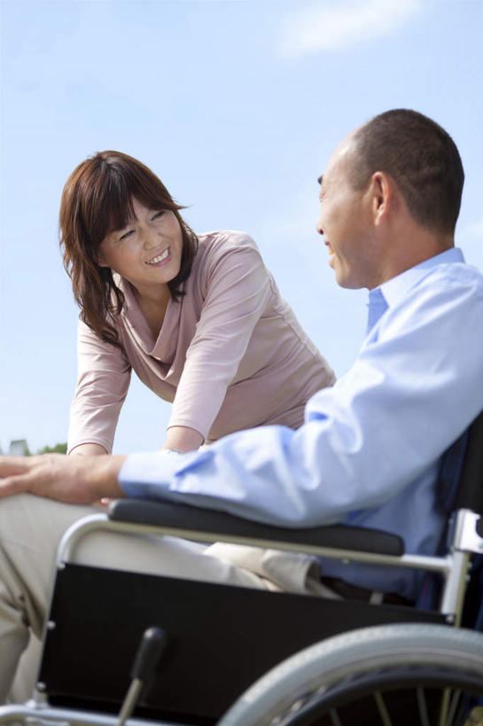 东方人,中年人,两个人,家庭,夫妻,站,坐,竖图,室外,白天,侧面,衬衫,爱情,亚洲,弯腰,服装,工具,云,云朵,棕色,浪漫,云彩,注视,休闲装,黄种人,衣服,蓝色,白云,蓝天,天空,轮椅,天,复健,观察,看,站着,休闲,康复,温暖,温馨,一家人,休闲服,器械,恩爱,恋人,服饰,晴朗,观看,和睦,察看,医疗设备,关注,医疗器械,医疗工具,弯身,辅助设备,男人,男性,女人,女性,中年男性,中年女性,亚洲人,长发,夫妇,情侣,晴空,站立,坐着,半身,彩图,衬衣,伴侣,融洽