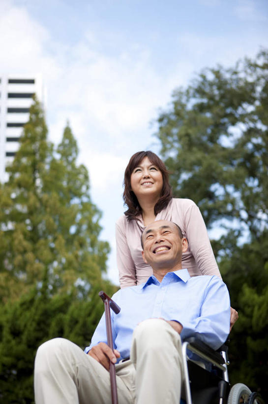 东方人,中年人,两个人,家庭,夫妻,高楼大厦,站,坐,竖图,室外,白天,仰视,衬衫,爱情,办公楼,植物,大厦,建筑,摩天大楼,写字楼,亚洲,服装,工具,棕色,浪漫,注视,休闲装,黄种人,树,树木,衣服,绿色,自然,轮椅,楼宇,复健,观察,看,站着,休闲,康复,温暖,温馨,一家人,休闲服,器械,商务楼,恩爱,恋人,服饰,生长,成长,拐杖,观看,手杖,和睦,察看,医疗设备,关注,医疗器械,医疗工具,辅助设备,男人,男性,女人,女性,中年男性,中年女性,亚洲人,长发,夫妇,情侣,站立,坐着,半身,彩图,低角度拍摄,衬衣,大楼,高层建筑,高楼,摩天楼,伴侣,融洽