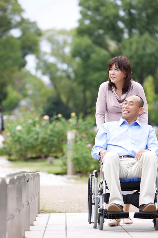 东方人,中年人,两个人,家庭,夫妻,站,坐,竖图,室外,白天,正面,爱情,植物,道路,路,公路,亚洲,服装,朦胧,模糊,工具,棕色,交通,浪漫,注视,休闲装,黄种人,树,树木,衣服,绿色,自然,轮椅,复健,观察,看,站着,休闲,康复,温暖,温馨,一家人,休闲服,器械,恩爱,恋人,服饰,生长,成长,拐杖,观看,手杖,和睦,察看,医疗设备,关注,医疗器械,医疗工具,辅助设备,男人,男性,女人,女性,中年男性,中年女性,亚洲人,长发,夫妇,情侣,马路,站立,坐着,彩图,全身,伴侣,融洽