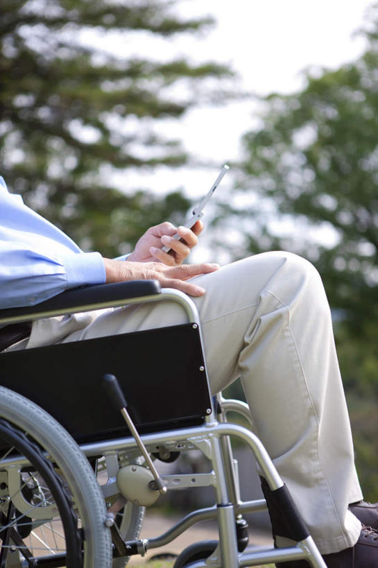 东方人,一个人,坐,打电话,竖图,室外,白天,侧面,衬衫,植物,电话,手机,亚洲,仅一个男性,仅一个人,仅一个中年男性,服装,工具,云,云朵,拿,云彩,拿着,注视,休闲装,黄种人,通讯设备,树,树木,衣服,蓝色,绿色,白云,蓝天,天空,自然,轮椅,天,复健,观察,看,休闲,康复,休闲服,器械,服饰,生长,晴朗,成长,观看,察看,医疗设备,操作,关注,医疗器械,医疗工具,辅助设备,交流,按键,男人,男性,中年男性,亚洲人,晴空,沟通,通话,坐着,半身,彩图,衬衣