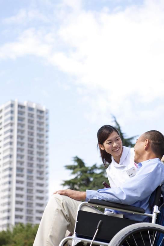东方人,两个人,病人,护士,高楼大厦,站,坐,笑,说,微笑,露齿笑,竖图,室外,白天,仰视,工作服,衬衫,制服,讨论,办公楼,植物,大厦,建筑,摩天大楼,写字楼,亚洲,弯腰,服装,工具,云,云朵,云彩,注视,休闲装,黄种人,树,树木,衣服,蓝色,绿色,黑色,白云,蓝天,天空,自然,轮椅,楼宇,天,复健,观察,看,站着,休闲,康复,休闲服,器械,商务楼,服饰,生长,晴朗,成长,观看,察看,医疗设备,白衣天使,关注,医疗器械,医疗工具,弯身,辅助设备,工作制服,交流,男人,男性,年轻女性,女人,女性,中年男性,亚洲人,长发,患者,就医者,晴空,沟通,讲话,交谈,商讨,说话,谈话,站立,坐着,半身,彩图,低角度拍摄,衬衣,工作套服,大楼,高层建筑,高楼,摩天楼