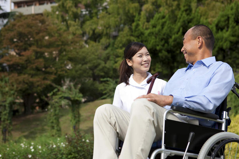 东方人,两个人,病人,护士,站,坐,笑,微笑,露齿笑,横图,室外,白天,正面,工作服,衬衫,制服,草地,草坪,植物,亚洲,握,服装,工具,注视,休闲装,黄种人,草,树,树木,衣服,蓝色,绿色,黑色,自然,轮椅,复健,观察,看,站着,休闲,康复,休闲服,器械,握着,服饰,生长,成长,拐杖,观看,手杖,察看,医疗设备,白衣天使,关注,医疗器械,医疗工具,辅助设备,工作制服,男人,男性,年轻女性,女人,女性,中年男性,亚洲人,长发,患者,就医者,站立,坐着,半身,彩图,衬衣,工作套服