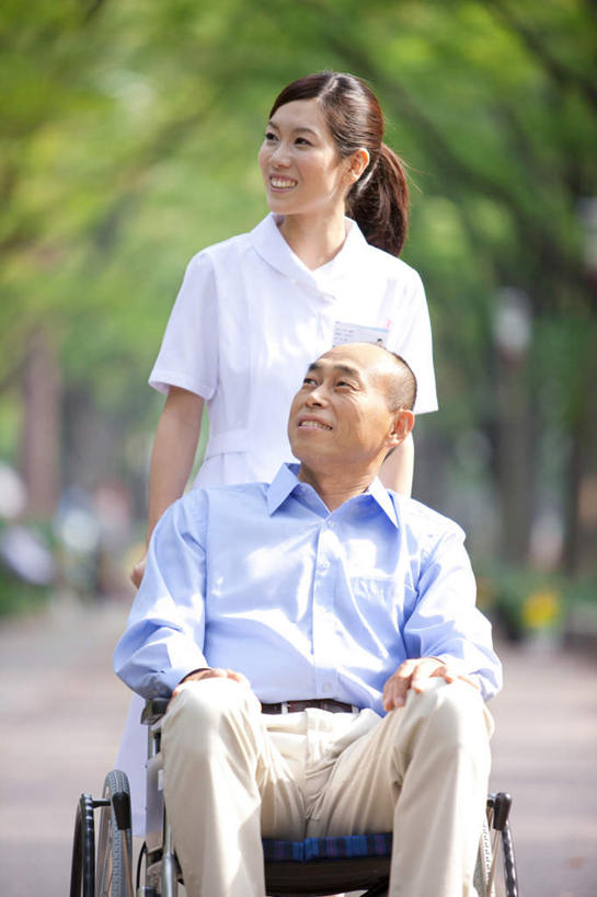 东方人,两个人,病人,护士,站,坐,笑,微笑,露齿笑,竖图,室外,白天,正面,工作服,衬衫,制服,植物,亚洲,握,阴影,服装,朦胧,模糊,光线,工具,影子,注视,休闲装,黄种人,树,树木,衣服,蓝色,绿色,黑色,阳光,自然,轮椅,复健,观察,看,站着,休闲,康复,休闲服,器械,握着,服饰,生长,成长,拐杖,观看,手杖,察看,医疗设备,白衣天使,关注,医疗器械,医疗工具,辅助设备,工作制服,男人,男性,年轻女性,女人,女性,中年男性,亚洲人,长发,患者,就医者,站立,坐着,半身,彩图,衬衣,工作套服