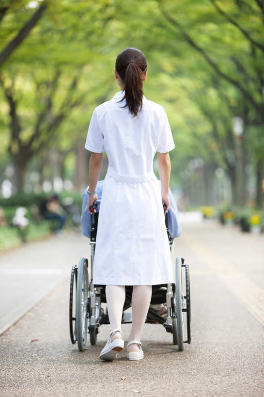 东方人,两个人,病人,护士,站,坐,竖图,室外,白天,工作服,衬衫,制服,植物,道路,路,亚洲,握,服装,朦胧,模糊,工具,小路,交通,注视,休闲装,黄种人,树,树木,背面,衣服,蓝色,绿色,黑色,自然,轮椅,复健,观察,看,站着,休闲,康复,休闲服,器械,握着,服饰,生长,成长,观看,察看,医疗设备,白衣天使,关注,医疗器械,医疗工具,辅助设备,工作制服,男人,男性,年轻女性,女人,女性,中年男性,亚洲人,长发,患者,就医者,站立,坐着,彩图,全身,衬衣,工作套服