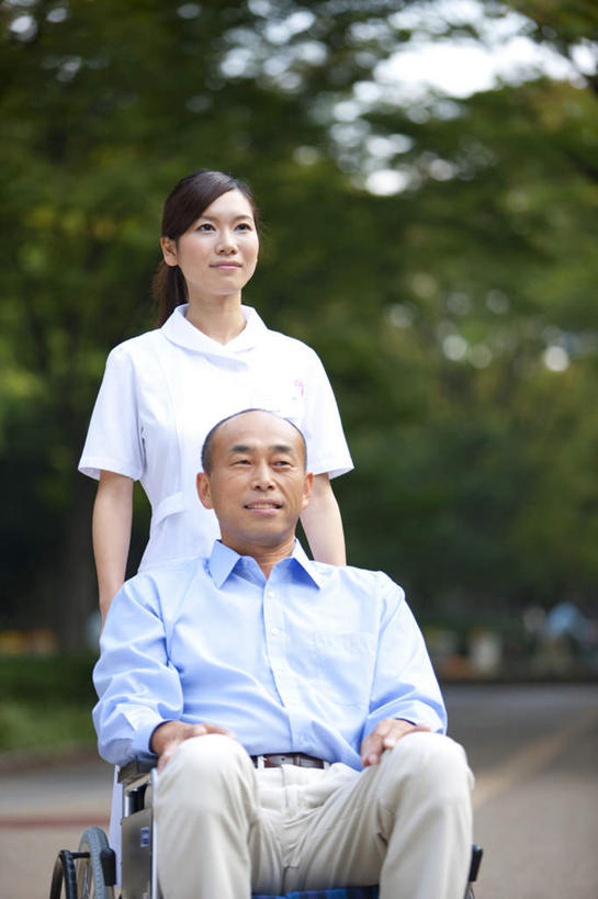 东方人,两个人,病人,护士,站,坐,笑,微笑,竖图,室外,白天,正面,工作服,衬衫,制服,植物,道路,路,亚洲,服装,朦胧,模糊,工具,小路,交通,注视,休闲装,黄种人,树,树木,衣服,蓝色,绿色,黑色,自然,轮椅,复健,观察,看,站着,休闲,康复,休闲服,器械,服饰,生长,成长,观看,察看,医疗设备,白衣天使,关注,医疗器械,医疗工具,辅助设备,工作制服,男人,男性,年轻女性,女人,女性,中年男性,亚洲人,长发,患者,就医者,站立,坐着,半身,彩图,衬衣,工作套服