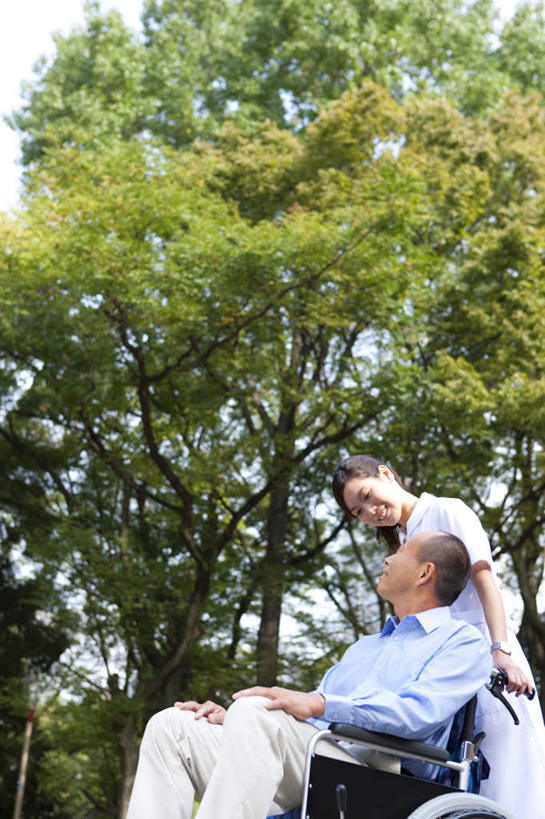 东方人,两个人,病人,护士,站,坐,笑,微笑,竖图,室外,白天,侧面,工作服,衬衫,制服,植物,亚洲,阴影,服装,朦胧,模糊,光线,工具,影子,注视,休闲装,黄种人,树,树木,衣服,蓝色,绿色,黑色,阳光,自然,轮椅,低头,复健,观察,看,站着,休闲,康复,休闲服,器械,服饰,生长,成长,观看,察看,医疗设备,白衣天使,关注,医疗器械,医疗工具,辅助设备,工作制服,男人,男性,年轻女性,女人,女性,中年男性,亚洲人,长发,患者,就医者,抬头,仰头,站立,坐着,半身,彩图,衬衣,工作套服