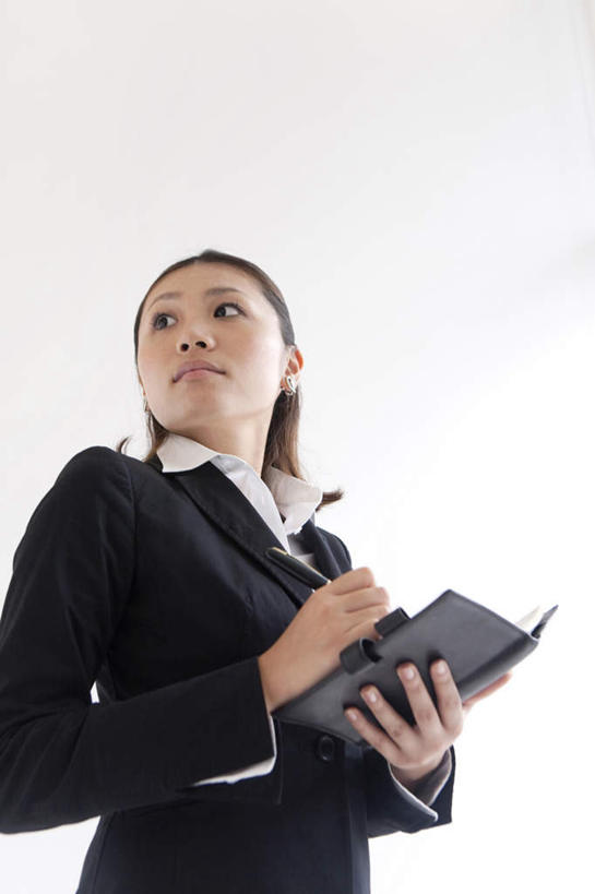 东方人,脸,头,脸颊,一个人,商务人士,商务女性,站,捧,笑,微笑,竖图,室内,特写,白天,白色背景,仰视,亚洲,仅一个年轻女性,仅一个女性,仅一个人,套装,笔,墙,办公用品,钢笔,记事本,拿,拿着,注视,黄种人,墙壁,墙面,文具,黑色,本子,笔记本,学习用品,观察,看,站着,摄影,影棚,观看,文具用品,察看,关注,商务装,工薪阶层,年轻女性,女人,女性,亚洲人,头部,长发,脸部,脸蛋,面部,白领,上班族,端,端着,捧着,手捧,站立,半身,彩图,低角度拍摄,影棚拍摄,拍摄