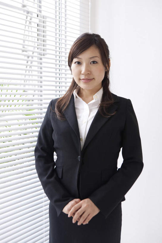 东方人,一个人,商务人士,商务女性,站,笑,双手交叉,微笑,竖图,室内,白天,正面,亚洲,仅一个年轻女性,仅一个女性,仅一个人,套装,墙,注视,黄种人,墙壁,墙面,黑色,观察,看,站着,观看,察看,关注,商务装,工薪阶层,年轻女性,女人,女性,亚洲人,长发,白领,上班族,站立,半身,彩图
