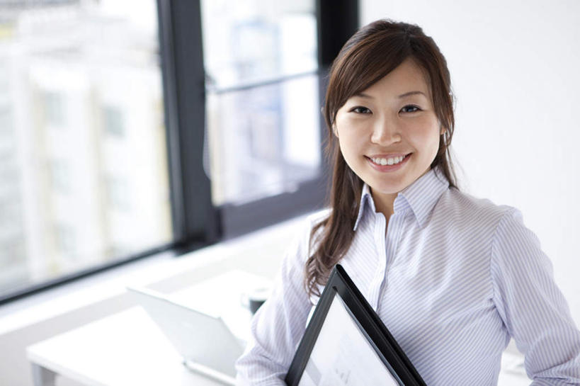 东方人,一个人,商务人士,商务女性,站,抱,笑,微笑,露齿笑,横图,室内,白天,正面,窗户,亚洲,仅一个年轻女性,仅一个女性,仅一个人,套装,朦胧,模糊,材料,档案,文件,注视,黄种人,玻璃窗,黑色,资料,观察,看,站着,抱着,观看,察看,搂着,关注,文档,商务装,工薪阶层,年轻女性,女人,女性,亚洲人,长发,白领,上班族,搂,搂抱,站立,半身,彩图