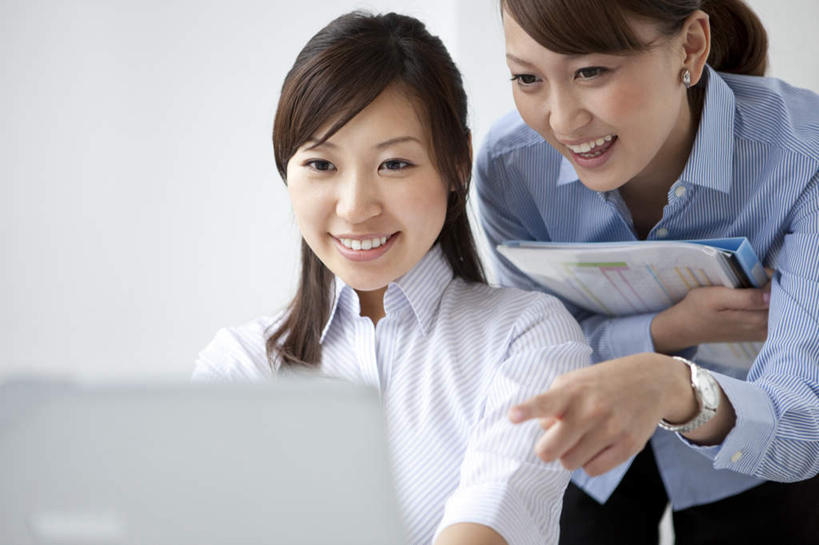 东方人,两个人,伙伴,朋友,商务人士,商务女性,办公室,站,坐,抱,横图,室内,白天,正面,友谊,合作,团队,电脑,笔记本电脑,亚洲,条纹,套装,网络,材料,档案,文件,墙,注视,黄种人,通讯设备,墙壁,墙面,蓝色,黑色,资料,观察,看,站着,战略,抱着,观看,察看,无线,搂着,关注,文档,通信设备,商务装,无线网络,无线上网,便携式电脑,工薪阶层,联合,合谋,配合,协作,手提电脑,年轻女性,女人,女性,亚洲人,长发,白领,上班族,搂,搂抱,站立,坐着,半身,彩图