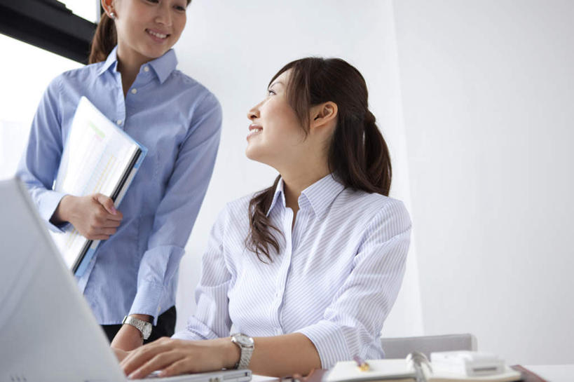 东方人,两个人,伙伴,朋友,商务人士,商务女性,办公室,站,坐,笑,微笑,露齿笑,横图,室内,白天,正面,友谊,合作,团队,电脑,笔记本电脑,窗户,亚洲,条纹,套装,网络,材料,档案,文件,墙,拿,拿着,注视,黄种人,通讯设备,玻璃窗,墙壁,墙面,蓝色,黑色,资料,观察,看,站着,战略,观看,察看,无线,关注,文档,通信设备,商务装,无线网络,无线上网,便携式电脑,工薪阶层,联合,合谋,配合,协作,手提电脑,年轻女性,女人,女性,亚洲人,长发,白领,上班族,抬头,仰头,站立,坐着,半身,彩图