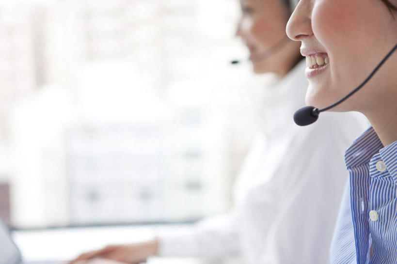 东方人,两个人,伙伴,朋友,商务人士,商务女性,办公室,坐,笑,微笑,露齿笑,横图,室内,白天,侧面,友谊,合作,团队,窗户,亚洲,条纹,套装,朦胧,模糊,话务员,注视,黄种人,玻璃窗,蓝色,黑色,耳机,耳麦,话筒,观察,看,战略,观看,察看,麦克风,关注,商务装,工薪阶层,客服人员,电话销售,联合,合谋,配合,协作,年轻女性,女人,女性,亚洲人,长发,白领,接线员,上班族,坐着,半身,彩图