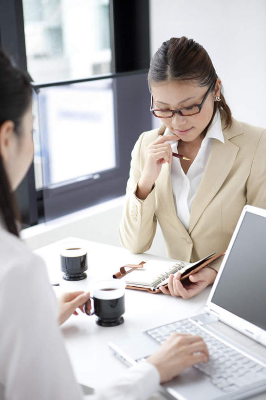 东方人,背部,两个人,伙伴,朋友,商务人士,商务女性,办公室,坐,竖图,俯视,室内,白天,友谊,合作,团队,电脑,笔记本电脑,窗户,桌子,杯子,亚洲,套装,网络,笔,瓷器,眼镜,办公桌,办公用品,钢笔,咖啡杯,陶瓷制品,拿,拿着,注视,黄种人,通讯设备,玻璃窗,文具,黑色,学习用品,低头,观察,看,战略,观看,文具用品,察看,无线,关注,瓷杯,通信设备,商务装,无线网络,近视眼镜,无线上网,便携式电脑,工薪阶层,联合,合谋,配合,协作,手提电脑,年轻女性,女人,女性,亚洲人,长发,白领,上班族,坐着,半身,彩图,高角度拍摄