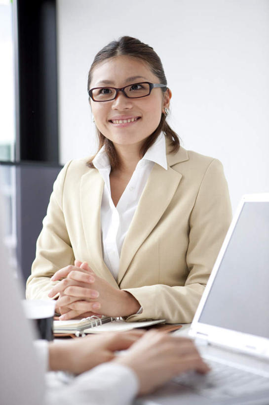 东方人,两个人,伙伴,朋友,商务人士,商务女性,办公室,站,坐,竖图,室内,白天,正面,友谊,合作,团队,电脑,笔记本电脑,桌子,亚洲,敲打,套装,网络,眼镜,办公桌,墙,注视,黄种人,输入,通讯设备,墙壁,墙面,黑色,打字,观察,看,站着,战略,观看,点击,敲击,察看,无线,关注,通信设备,商务装,无线网络,近视眼镜,无线上网,便携式电脑,工薪阶层,联合,合谋,配合,协作,按键,手提电脑,年轻女性,女人,女性,亚洲人,长发,白领,上班族,站立,坐着,半身,彩图