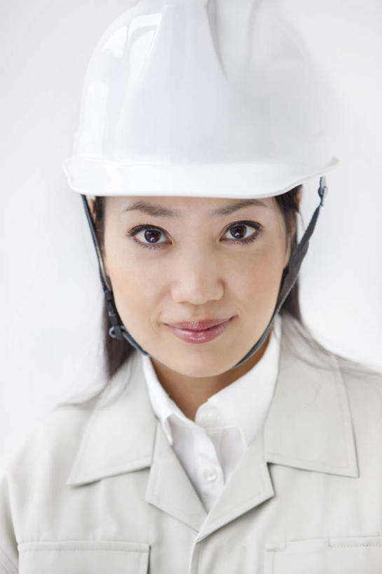 东方人,一个人,工程师,建筑工人,建筑师,站,笑,微笑,竖图,室内,白天,白色背景,正面,工作服,制服,帽子,亚洲,仅一个年轻女性,仅一个女性,仅一个人,头盔,注视,黄种人,黑色,安全帽,观察,看,站着,摄影,影棚,观看,察看,关注,工作制服,年轻女性,女人,女性,亚洲人,长发,技师,建筑工,建筑设计师,站立,半身,彩图,影棚拍摄,工作套服,拍摄